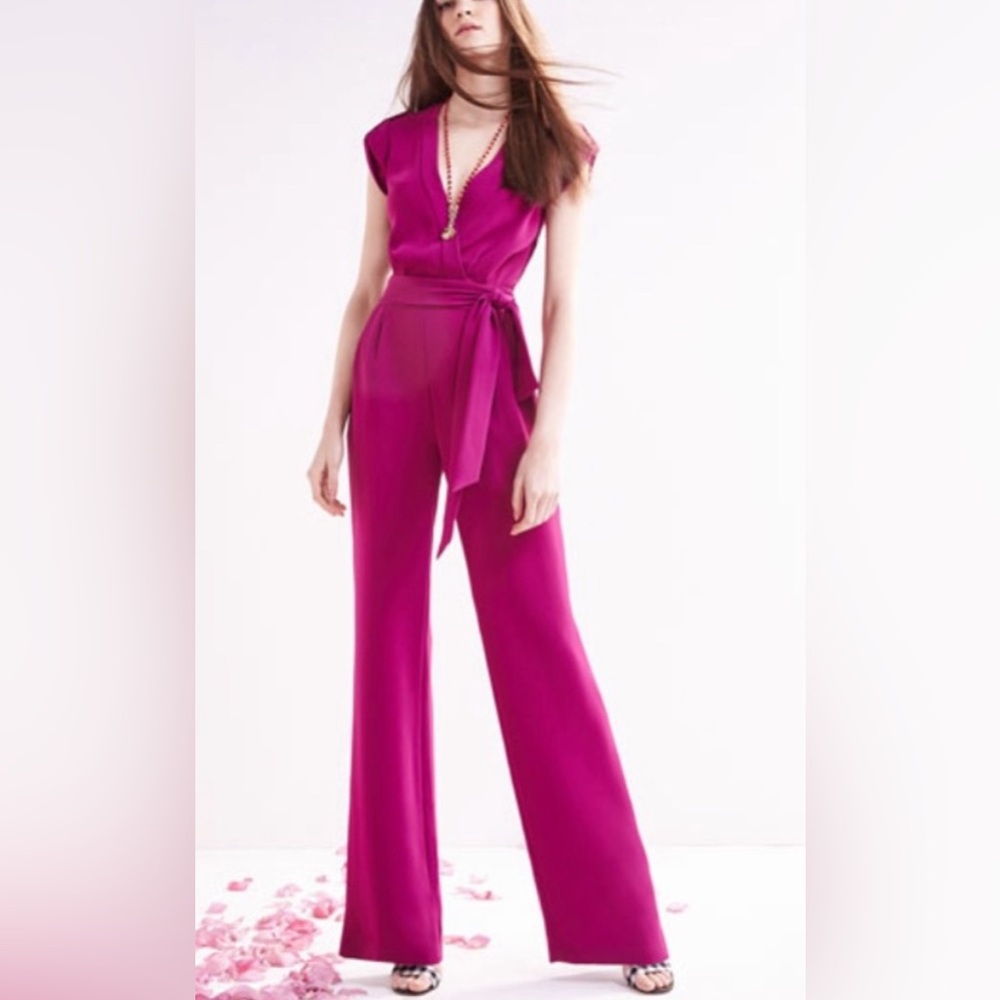 DVF jumpsuit in beautiful color and spectacular shape!